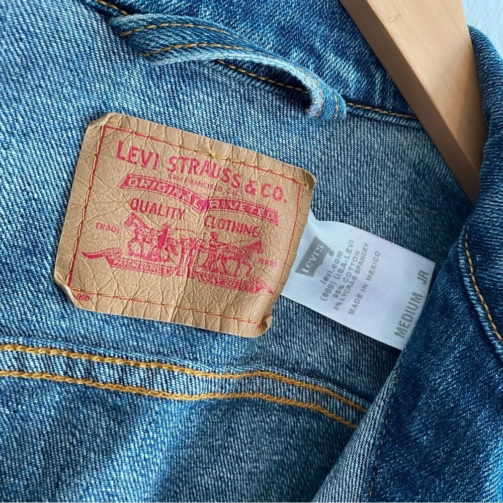 Levi's Blue Denim Cotton Blend Jean Jacket Size Medium JR - Picture 3 of 5